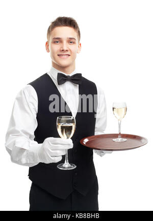 Porträt der jungen Glücklich lächelnde Kellner holding Gläser Weißwein auf weißem Hintergrund Stockfoto