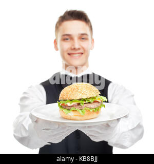 Junge glücklich lächelnde Kellner holding Hamburger auf Platte auf weißem Hintergrund Stockfoto