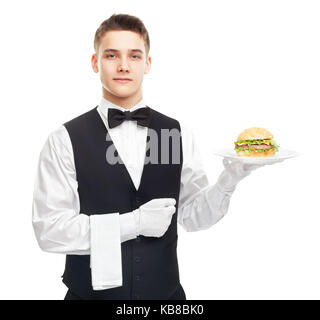 Portrait der junge lächelnde Kellner holding Burger auf Platte auf weißem Hintergrund Stockfoto