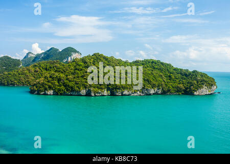 Tropische Inselgruppe in Ang Thong National Marine Park, Thailand. Ansicht von oben Stockfoto