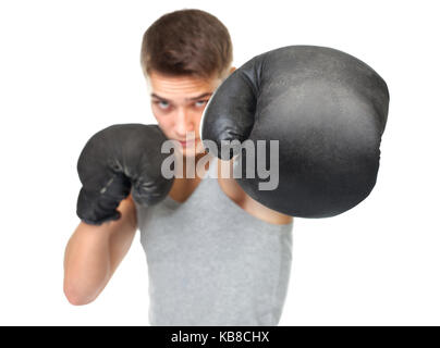 Porträt der jungen Boxer werfen einen Durchschlag an der Kamera auf weißem Hintergrund. Fokus auf boxhandschuh Stockfoto