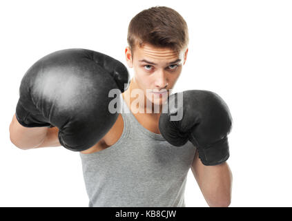Porträt der jungen Boxer werfen einen Durchschlag an der Kamera auf weißem Hintergrund Stockfoto