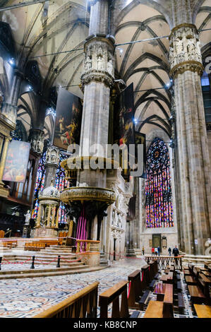 Hohen Säulen des gewölbten Dach des Duomo Milano (Mailand), Italien mit Kunstwerken und Buntglasfenstern. Stockfoto