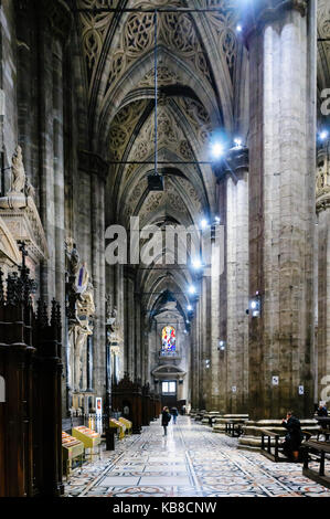 Hohen Säulen des gewölbten Dach des Duomo Milano (Mailand), Italien mit Kunstwerken und Buntglasfenstern. Stockfoto