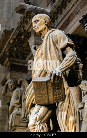 Statue des Hl. Bartholomäus, mit seiner eigenen Haut nach Geschundenen, von Marco D'Agrate, 1562 (Duomo di Milano) Stockfoto