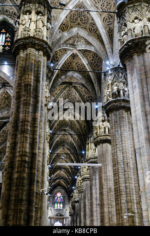 Hohen Säulen hält das Gewölbe des Duomo Milano (Mailand Kathedrale), Italien. Stockfoto