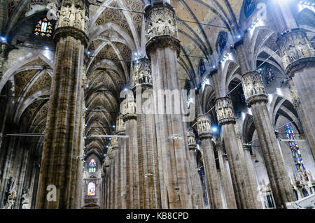 Hohen Säulen hält das Gewölbe des Duomo Milano (Mailand Kathedrale), Italien. Stockfoto