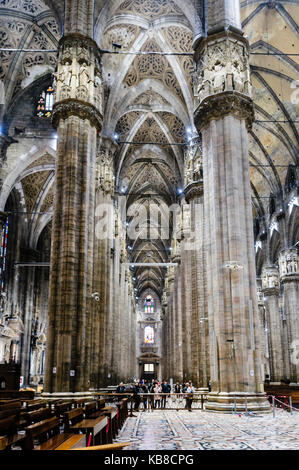 Hohen Säulen hält das Gewölbe des Duomo Milano (Mailand Kathedrale), Italien. Stockfoto