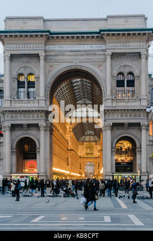 Galleria Vittorio Emanuele II, eine Einkaufspassage, spezialisiert auf Designer-Kleidung und High-End-Restaurants von 1865 bis 1877 in Mailand gebaut. Stockfoto