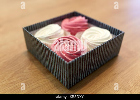 Zephyr oder eibisch Dessert in Geschenkbox Stockfoto