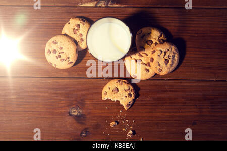 Nahaufnahme von Hafer-Kekse und Milch auf Holztisch Stockfoto