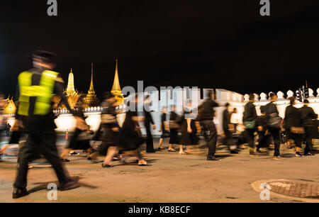 Thai Leute kommen zum Grand Palace, wobei der Bezug auf den verstorbenen König Bhumibol Adulyadej in der Nacht nach draussen mehr als 7 Stunden. Stockfoto