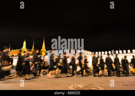 Thai Leute kommen zum Grand Palace, wobei der Bezug auf den verstorbenen König Bhumibol Adulyadej in der Nacht nach draussen mehr als 7 Stunden. Stockfoto