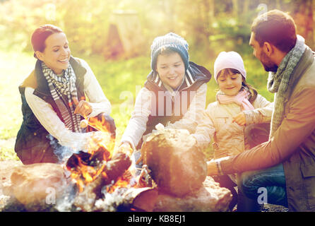 Happy Family rösten Marshmallow über dem Lagerfeuer Stockfoto