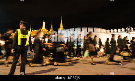 Thai Leute kommen zum Grand Palace, wobei der Bezug auf den verstorbenen König Bhumibol Adulyadej in der Nacht nach draussen mehr als 7 Stunden. Stockfoto