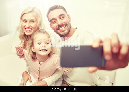 Familie nehmen Selfie mit Smartphone zu Hause Stockfoto