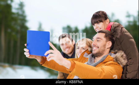 Freunde mit Tablet PC unter selfie im Winter Stockfoto