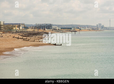 Meer in Shoreham in West Sussex, England mit industriellen Einheiten auf Hafen und Port komplex. Brighton in Distanz. Stockfoto