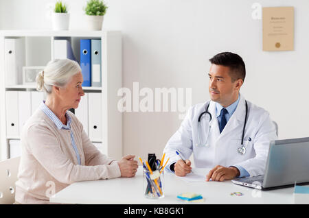 Frau und Arzt mit Rezept in Klinik Stockfoto