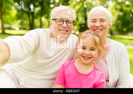 Senior Großeltern und Enkelin selfie Stockfoto