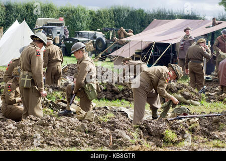 Suffolk Regiment in den Schützengräben an einem WW 11 Reenactment an der Sieg zeigen, Großbritannien Stockfoto