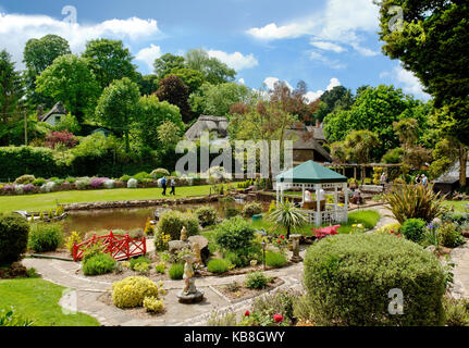 Rose Cottage Tea Gardens, cockington, Torquay Devon, Großbritannien - Garten mit Terrassen, Teich und Brücken. Perfekte Frühsommer Tag Stockfoto