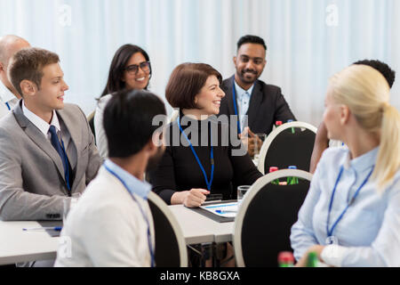 Happy Business Team an der internationalen Konferenz Stockfoto