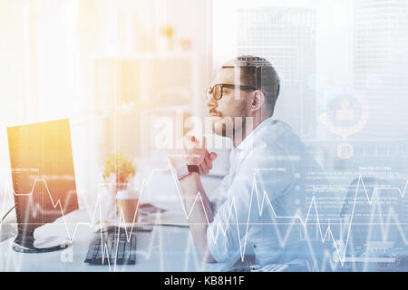 Geschäftsmann in Gläsern sitzen am Computer im Büro Stockfoto