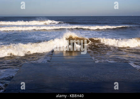 Wave Absturz in rauher See bei Seaton Carew Hartlepool Stockfoto