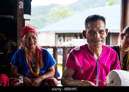 Chiang Mai, Thailand - 14. September 2017: unbekannte ältere Mann und Frau von Karen Hill Tribe ethnische Minderheit mit traditioneller Kleidung in Chiang M Stockfoto