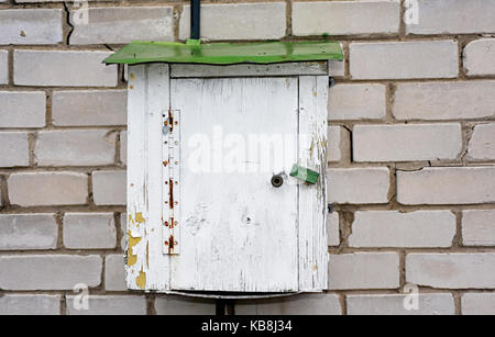 Alte elektrische hölzerne Kiste auf eine Wand. Stockfoto