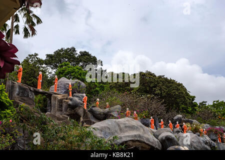 Statuen der buddhistische Mönch in höhlentempel Dambulla Stockfoto