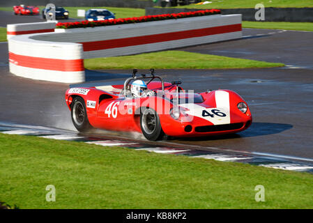 Lola Chevrolet T70 Spyder, der von Mike Whitaker in der Whitsun Trophy beim Goodwood Revival 2017 gefahren wurde Stockfoto