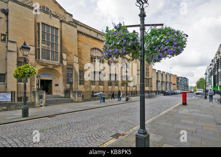 BRISTOL ENGLAND CITY CENTRE COLLEGE GREEN BLUMEN AUF DIE LAMPE BEITRÄGE IN DER NÄHE VON CENTRAL LIBRARY Stockfoto