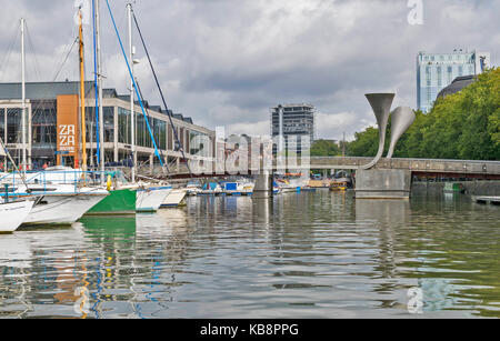 BRISTOL ENGLAND STADTZENTRUM WESTERN DOCK HOTWELLS HARBOURSIDE FUSSGÄNGERBRÜCKE MIT TROMPETE SKULPTUREN Stockfoto