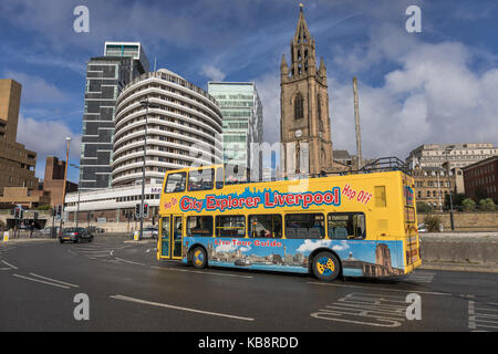 Doppeldecker sightseeing Hop-on Hop-off Bus vor dem Mercure Liverpool Atlantic Tower Hotel und St. Nicholas Kirche, Liverpool, Großbritannien Stockfoto