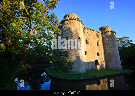 Burgruine und Graben im Nunney, Somerset, UK. Stockfoto