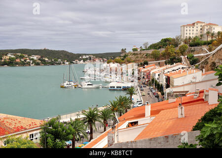Hafen von Mahon auf Menorca mit Fischerbooten und Yachten vor Anker Stockfoto