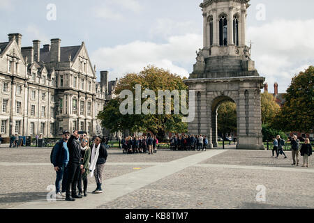 Ein Blick auf den Glockenturm Campanile in Trinity College, Dublin, Irland. Stockfoto