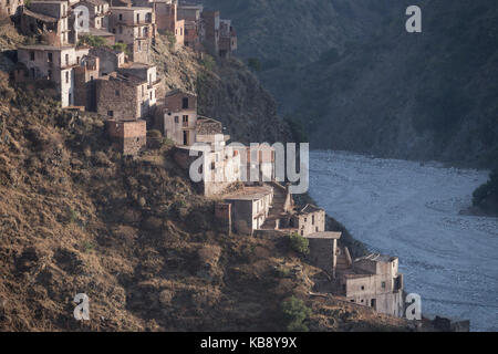 Das verlassene Dorf Roghudi Vecchio und das trockene Flussbett des torrent Amendolea im Aspromonte Gebirge, Kalabrien, Italien. Stockfoto