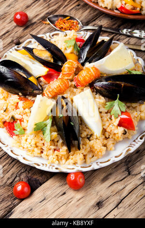 Traditionelle pflanzliche Paella mit Meeresfrüchten auf hölzernen Hintergrund Stockfoto