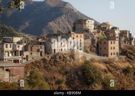 Das verlassene Dorf Roghudi Vecchio im Aspromonte Gebirge, Kalabrien, Italien. Stockfoto