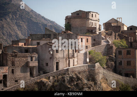 Das verlassene Dorf Roghudi Vecchio im Aspromonte Gebirge, Kalabrien, Italien. Stockfoto