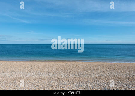 Einsame Strand bei slapton Sands, torcross, South Devon. uk. perfekter Sommertag mit blaues Meer, blauer Himmel, goldenen Sand und Sonne Stockfoto