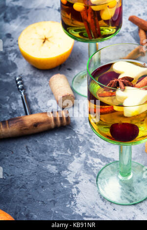 Erfrischende traditionelle Sangria mit Fruchtstücken Stockfoto