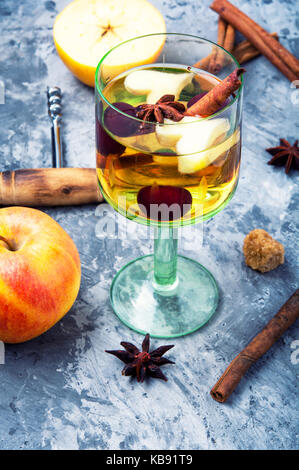 Erfrischende traditionelle Sangria mit Fruchtstücken Stockfoto