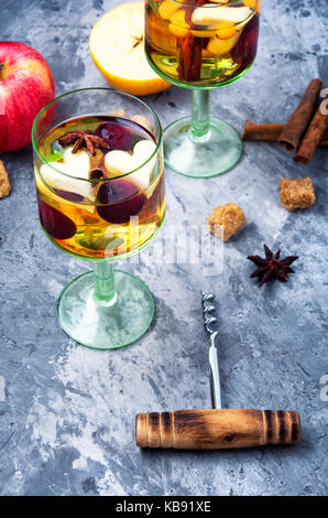 Erfrischende traditionelle Sangria mit Fruchtstücken Stockfoto