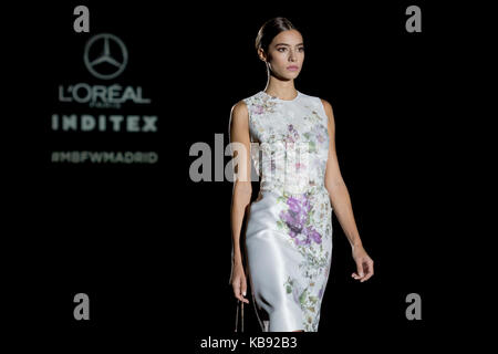 Brunette Modell mit einem stilvollen Blumenmuster in Hannibal Laguna Sammlung Mercedes-Benz Fashion Week 2017. Stockfoto