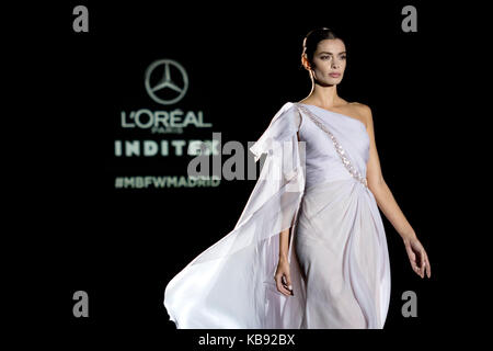 Brunette Modell trägt einen fließenden kleid in Hannibal Laguna Sammlung Mercedes-Benz Fashion Week 2017. Stockfoto