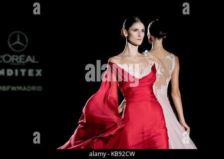 Brunette Modell mit einem roten floaty Dress in Hannibal Laguna Sammlung Mercedes-Benz Fashion Week 2017. Stockfoto